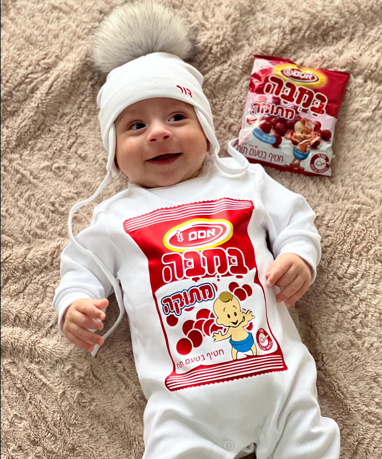 אוברול לתינוק עם הדפס במבה אדומה (מתוקה) תחפושת תינוק לפורים