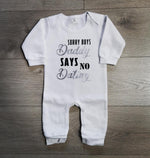 אוברול לתינוק Sorry guys daddy says no dating עם כיתוב מצחיק