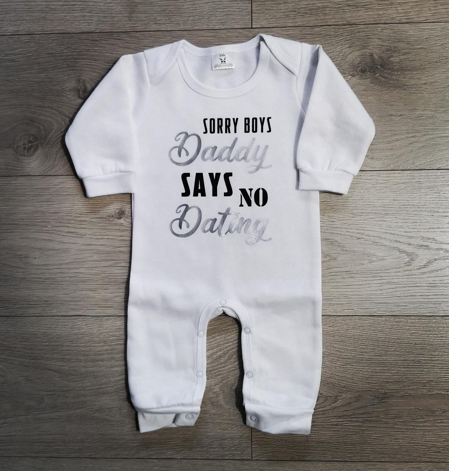 אוברול לתינוק Sorry guys daddy says no dating עם כיתוב מצחיק