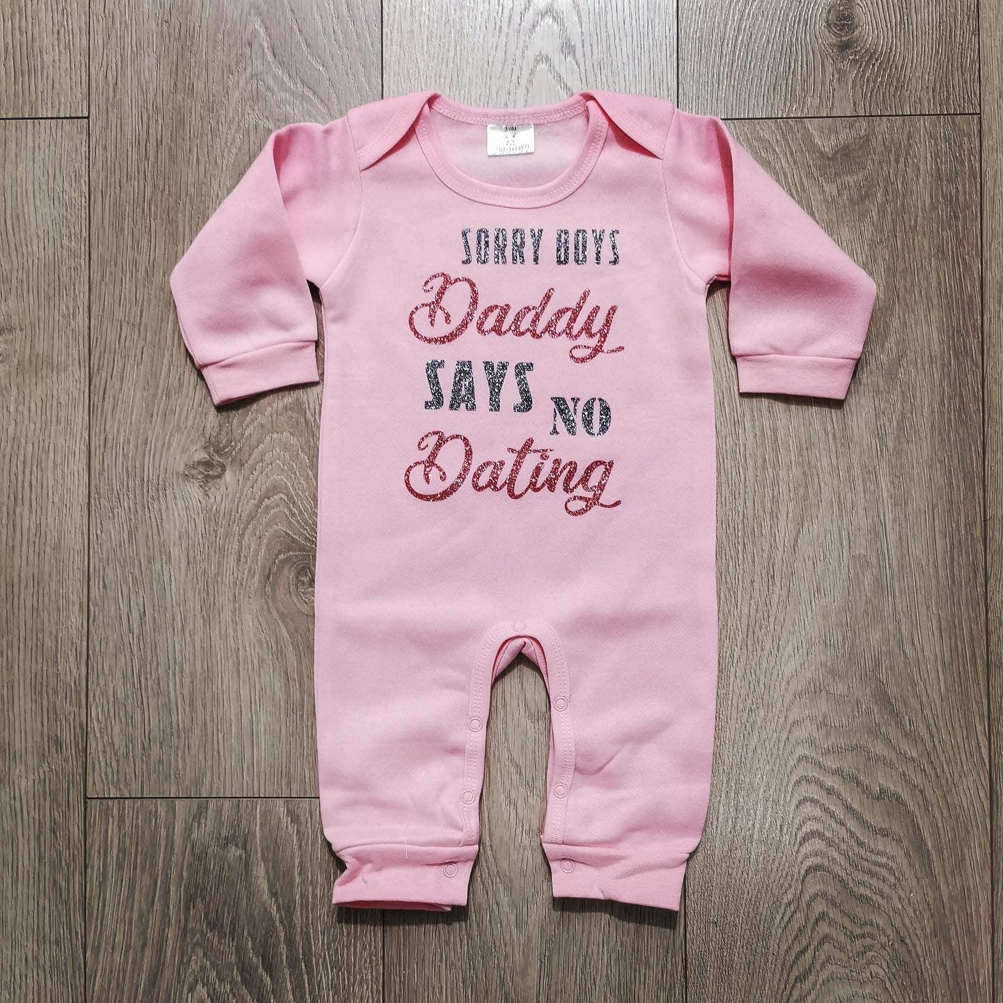 אוברול לתינוק עם הדפס Sorry guys daddy says no dating עם כיתוב מצחיק