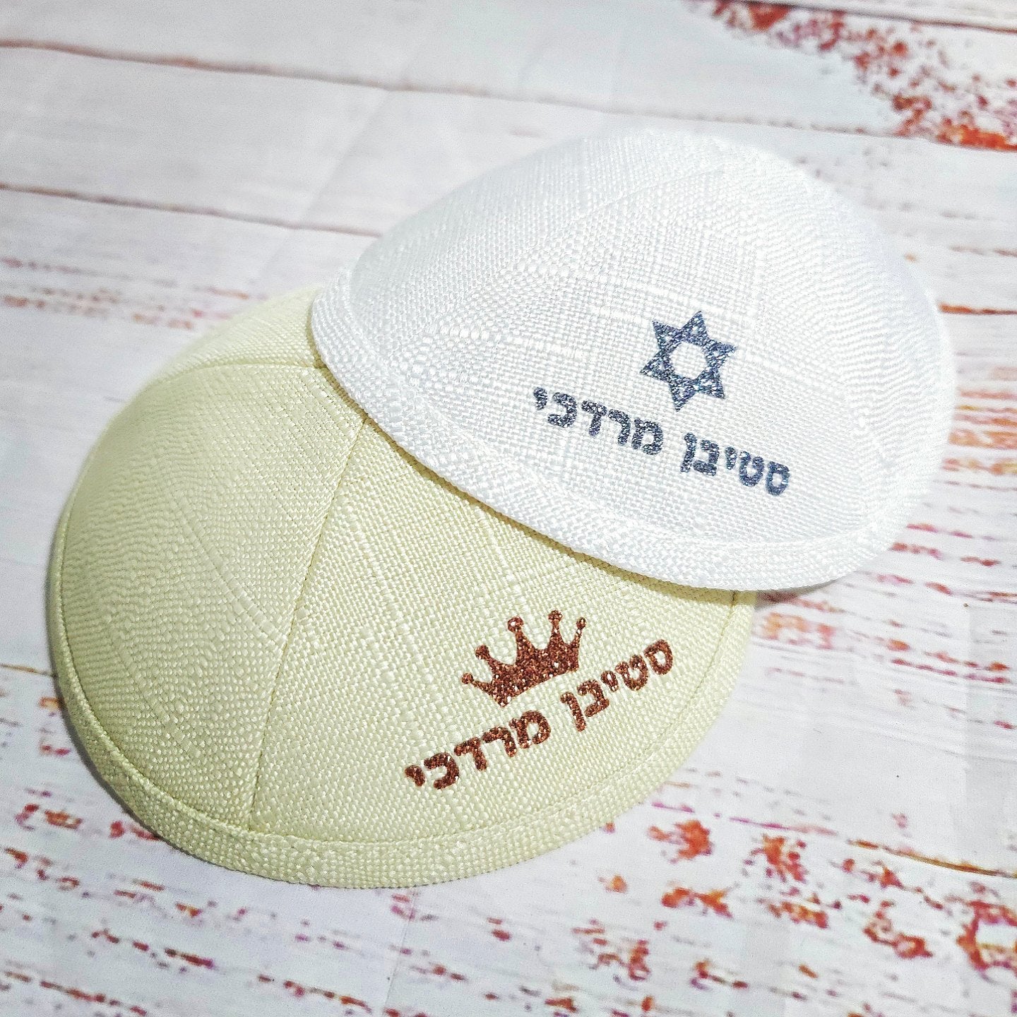 זוג כיפות עם כיתוב שם אישי ואיור לבחירה