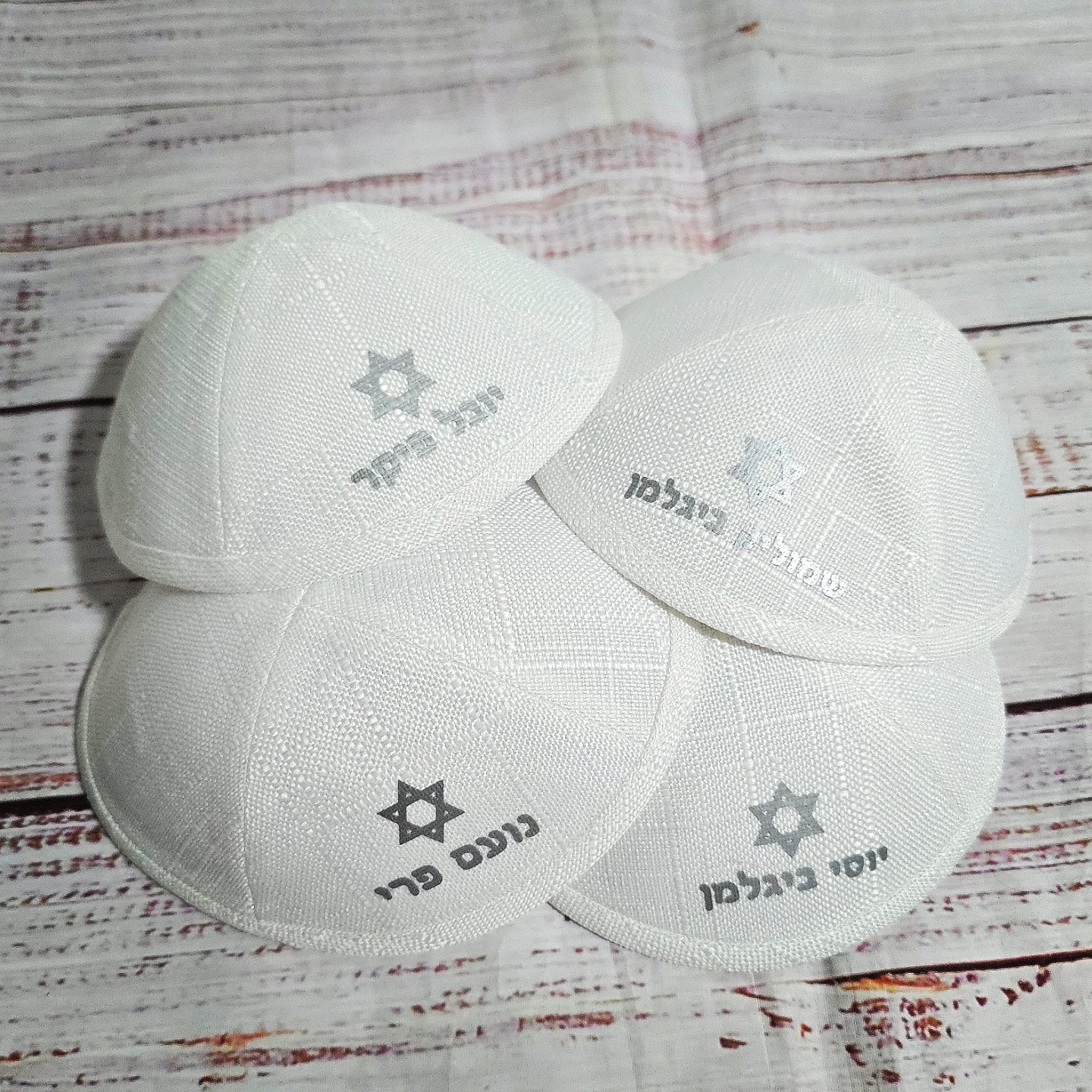 ארבע כיפות עם כיתוב שם אישי ואיור לבחירה