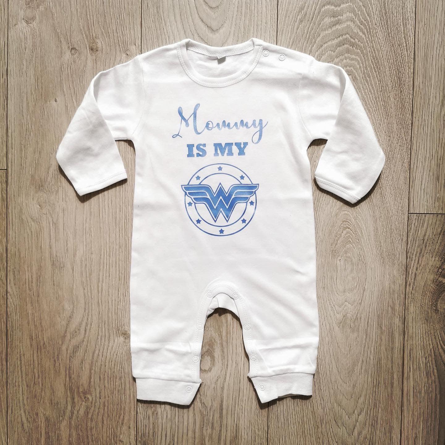 אוברול לתינוק Mommy is my wonder woman מתנה לאמא המלכה