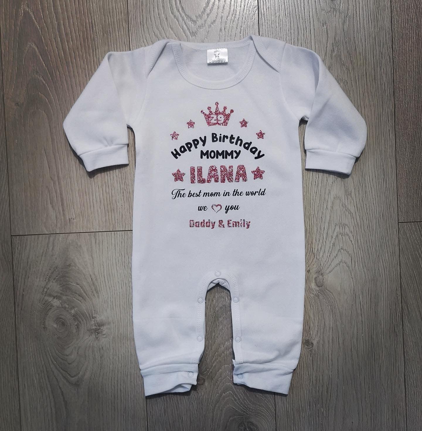 אוברול לתינוק עם כיתוב מזל טוב Best Mom מתנת יום הולדת לאמא הכי טובה