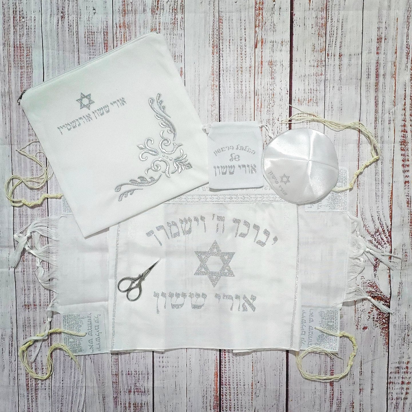 טלית לחלאקה בצבע כסוף בהיר מנצנץ