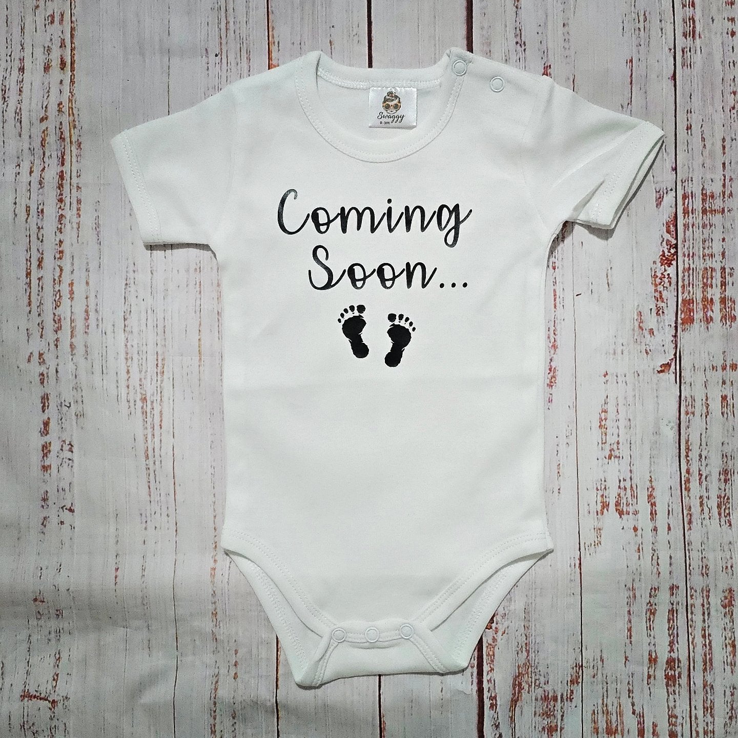 בגד לתינוק לרמוז על הריון Coming Soon...