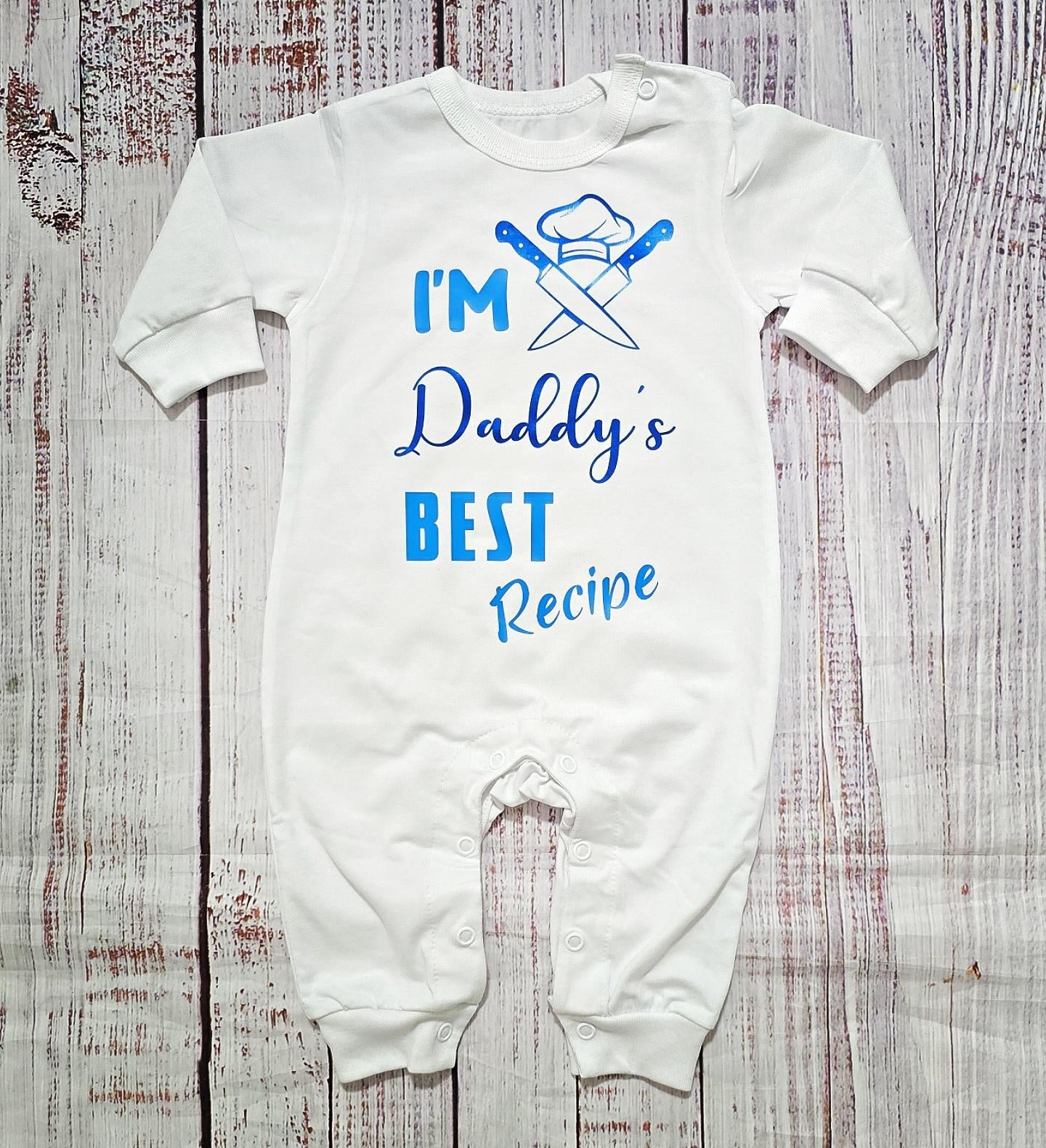 אוברול לתינוק עם הדפס I'm daddy's best recipe עם כיתוב מקורי לאבא