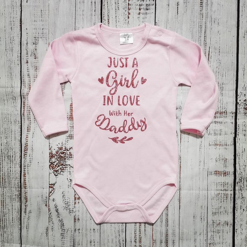 בגד לתינוק Just a girl in love with her daddy - בגד גוף