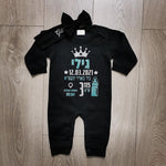 אוברול לתינוק עם הדפס תעודת לידה שנולד עם הדפס