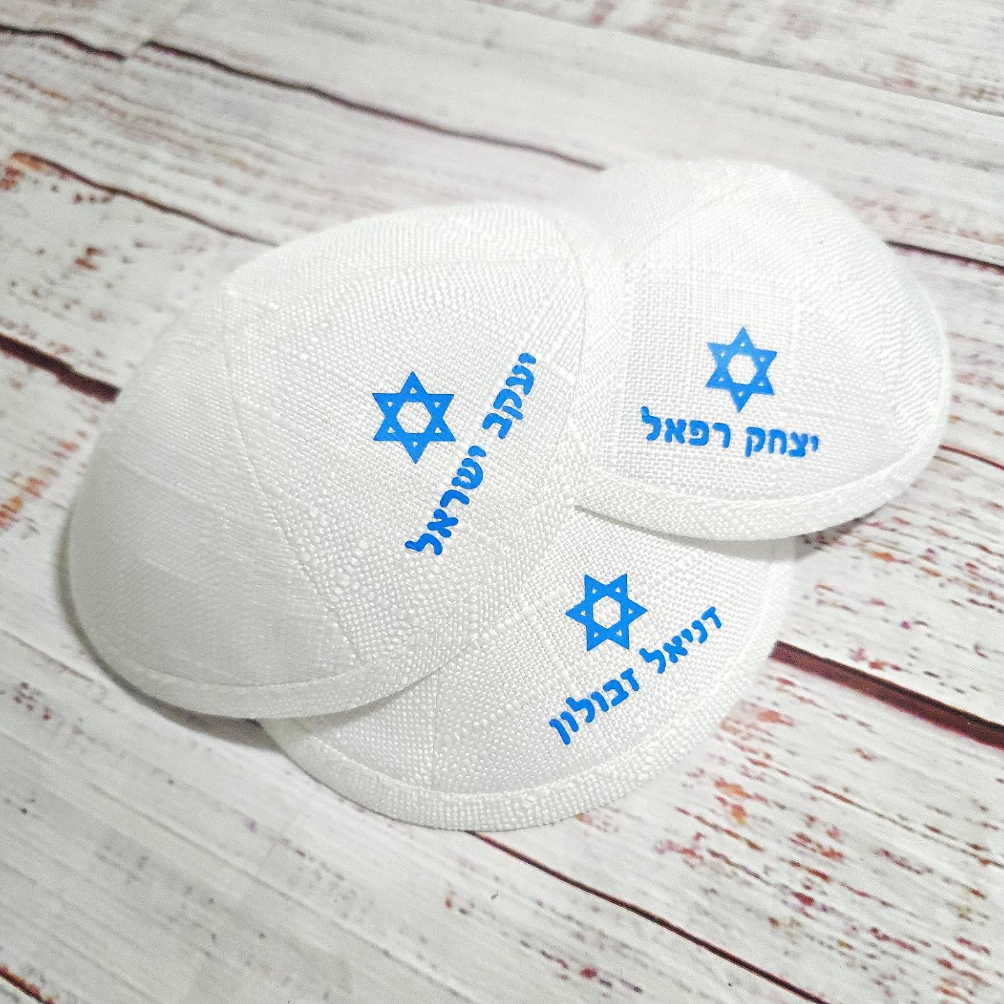 שלוש כיפות עם כיתוב שם אישי ואיור לבחירה