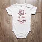 אוברול לתינוק עם הדפס Just a girl in love with her daddy לחגיגה משפחתית