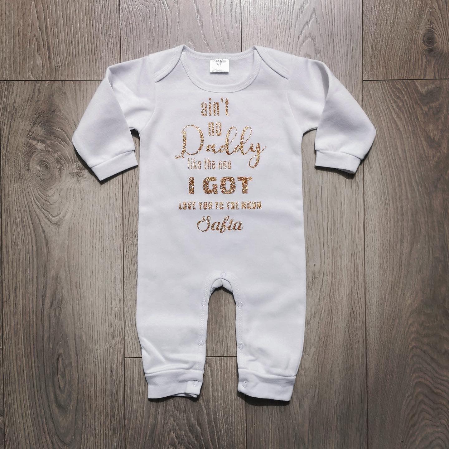 אוברול לתינוק Ain't no daddy like the one I got עם כיתוב מקורי ומגניב