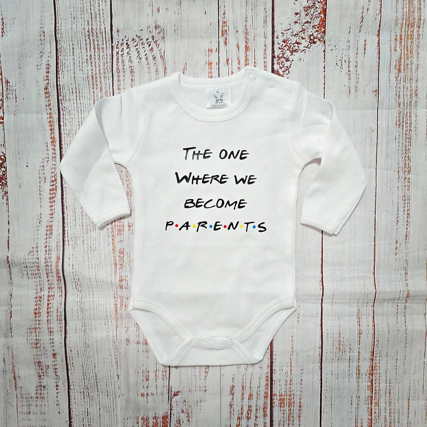בגד לתינוק בהשראת הסדרה חברים The one where we become parents