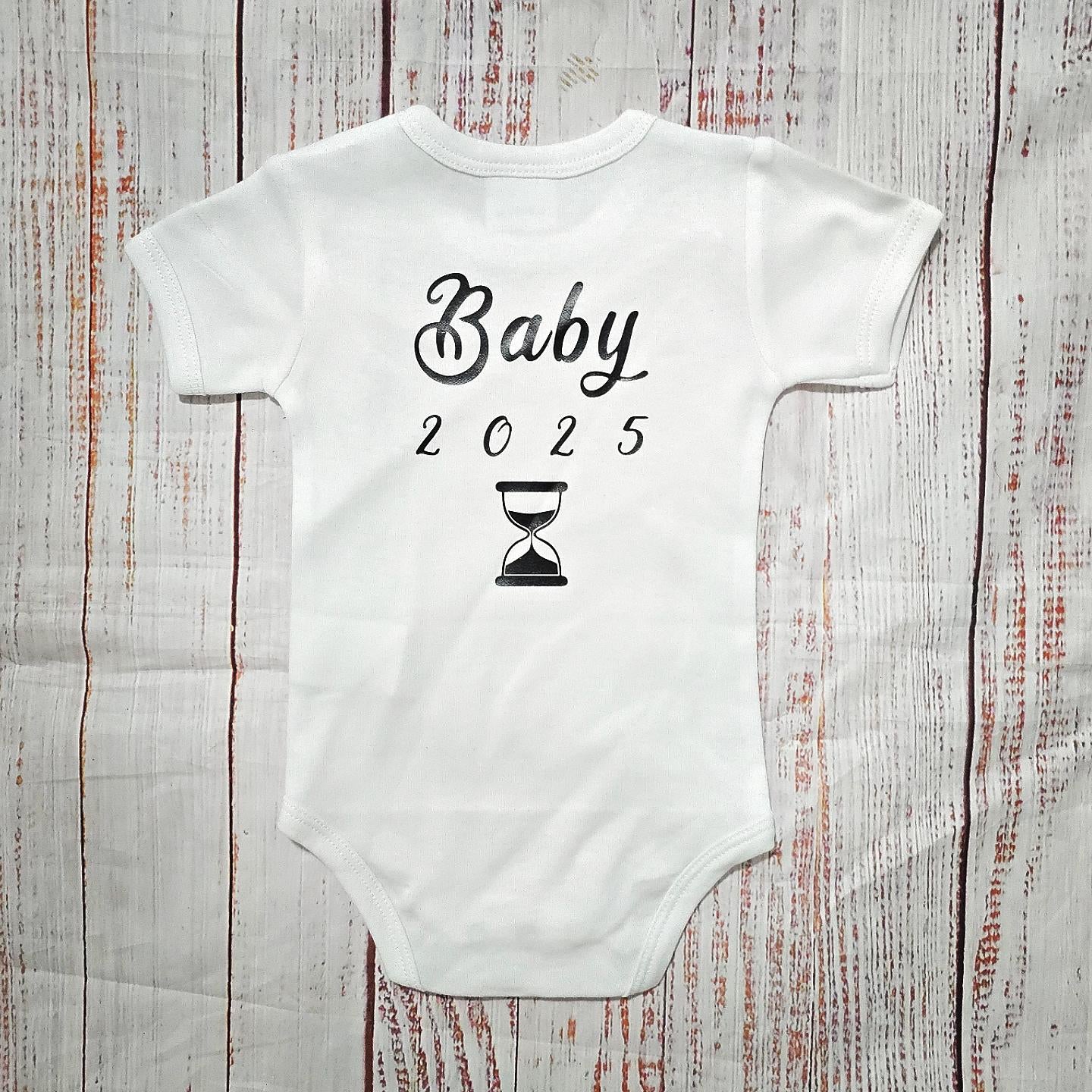 בגד לתינוק BABY 2026 עם שעון חול