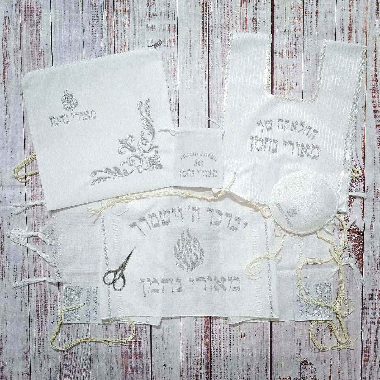 סט חלאקה יוקרתי ומהודר עם כיתוב בצבע כסוף בהיר מנצנץ