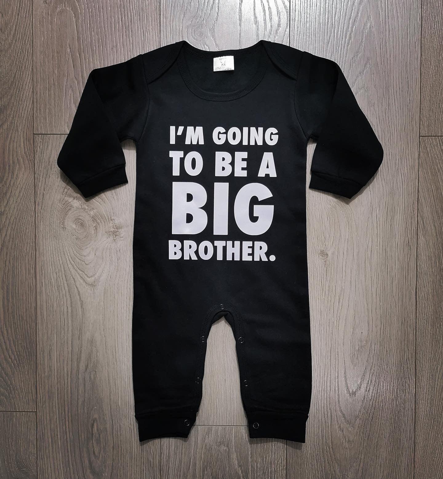 אוברול לתינוק עם כיתוב I'm going to be a big brother הודעה על הריון לאח גדול