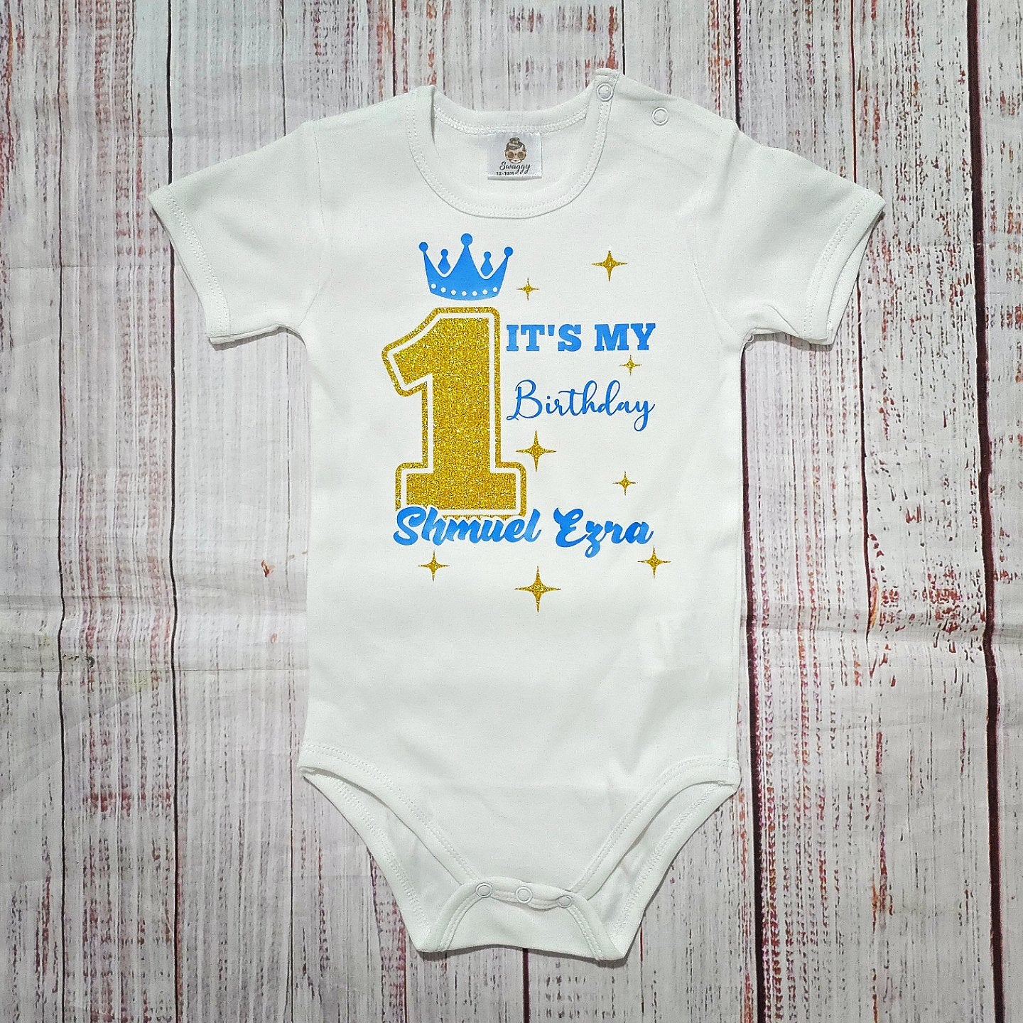 בגד לתינוק יום הולדת שנה עם שם באנגלית