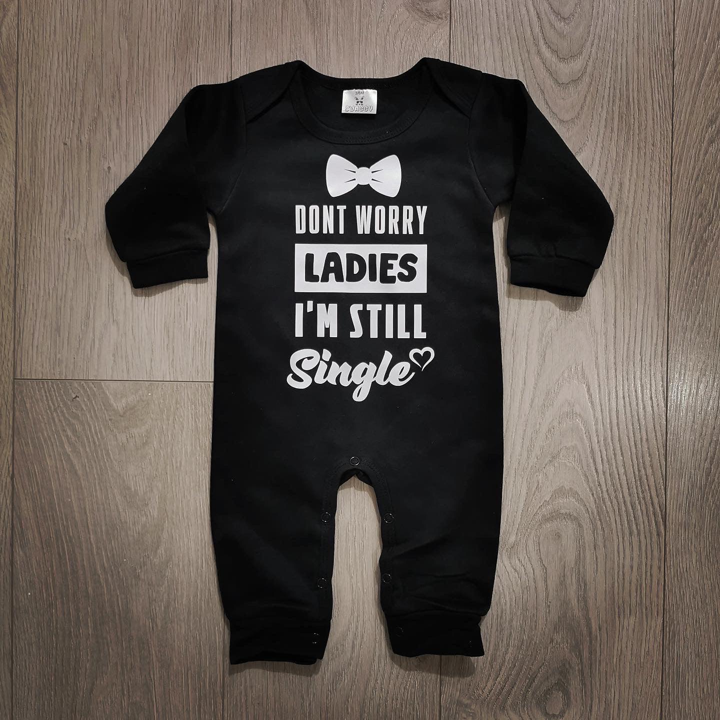 אוברול לתינוק Don't worry ladies, I'm still single! עם כיתוב מצחיק ומיוחד