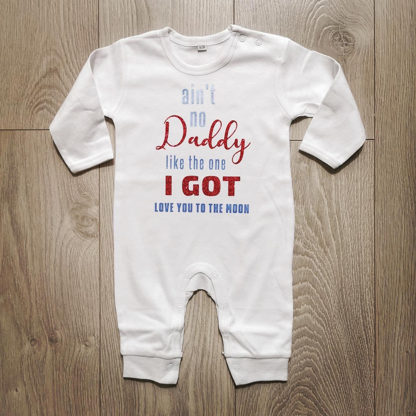 אוברול לתינוק עם כיתוב Ain't no daddy like the one I got עם כיתוב מקורי ומגניב