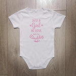 חולצת ילדים עם הדפס Just a girl in love with her daddy לחגיגה משפחתית