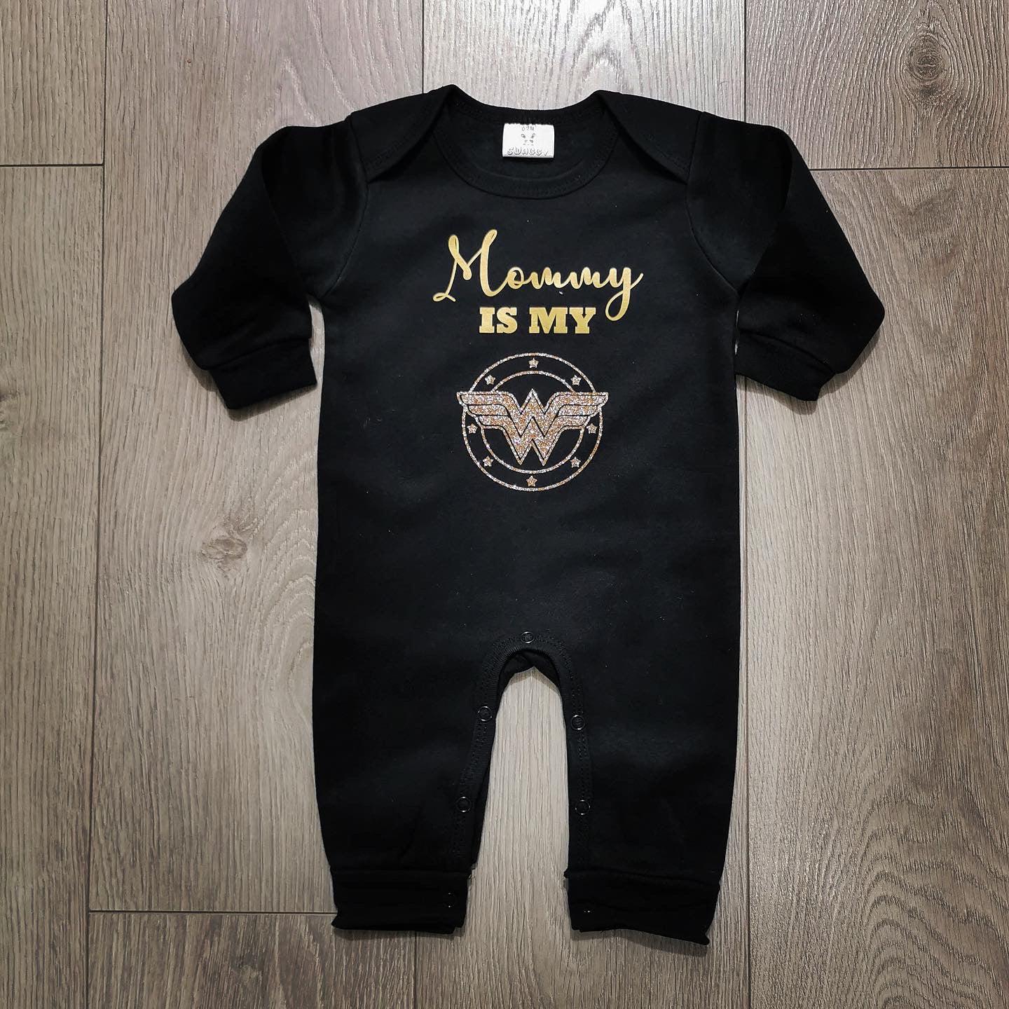 אוברול לתינוק Mommy is my wonder woman מתנה לאמא המלכה