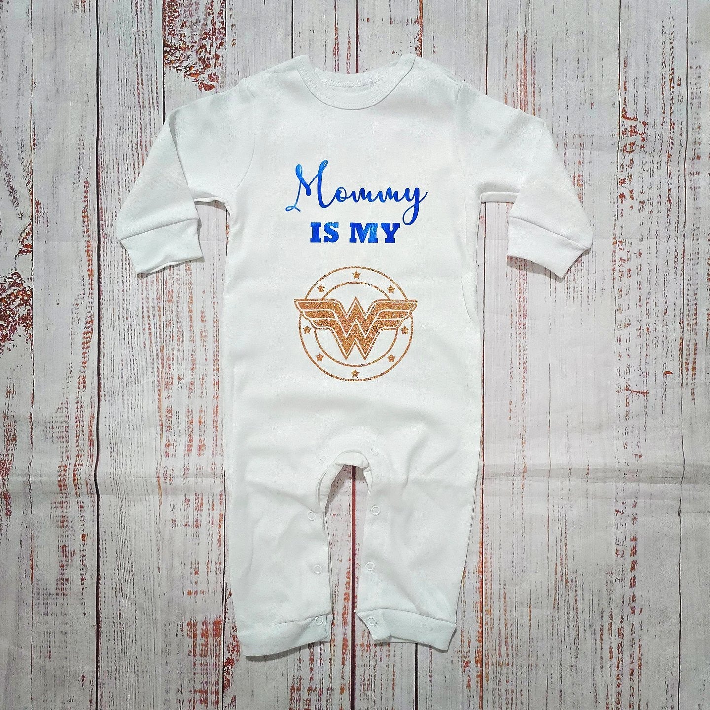 אוברול לתינוק עם הדפס Mommy is my wonder woman מתנה לאמא המלכה