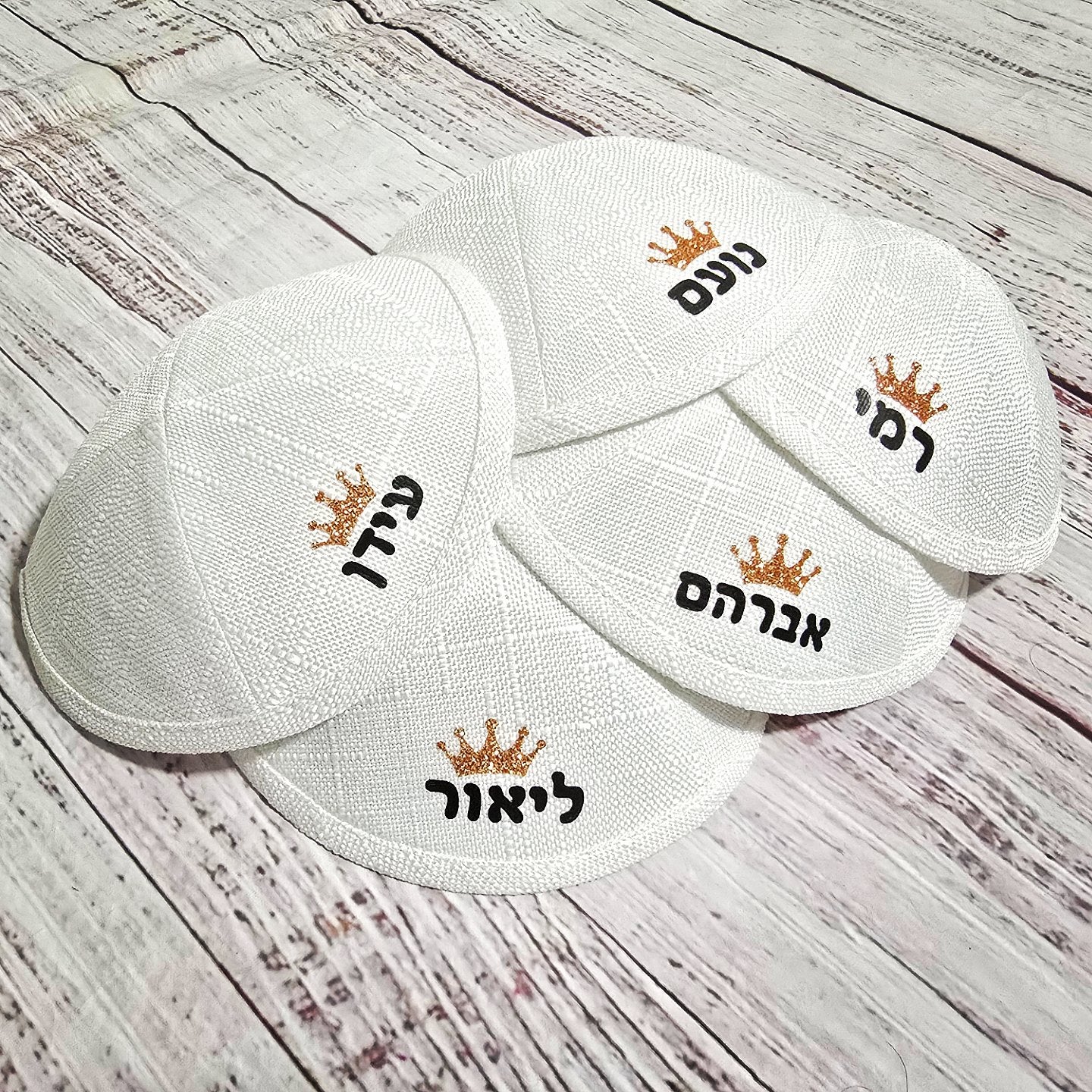 חמש כיפות עם כיתוב שם אישי ואיור לבחירה