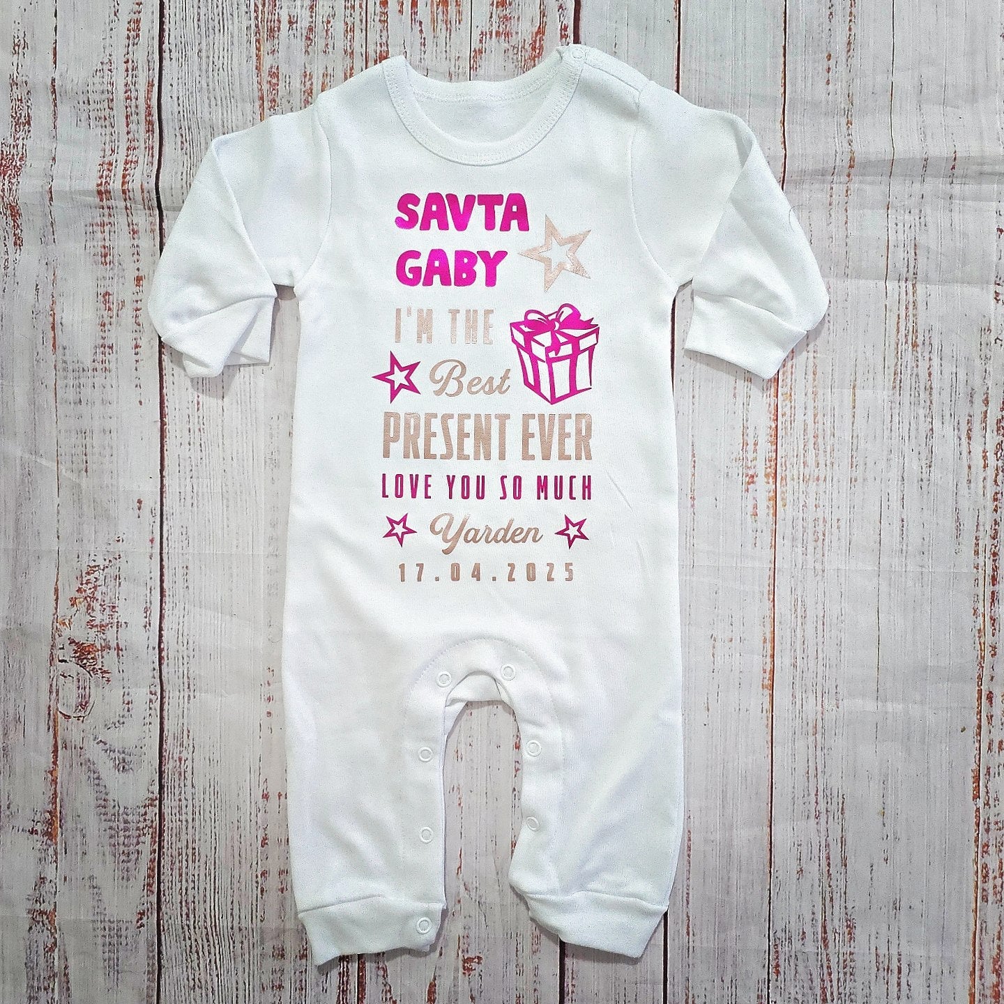 אוברול לתינוק Best present ever עם הדפס יום הולדת