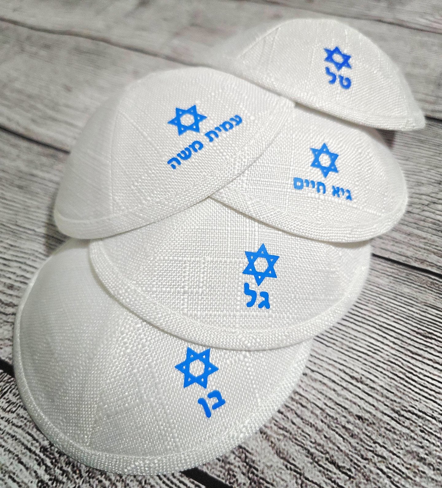 חמש כיפות עם כיתוב שם אישי ואיור לבחירה