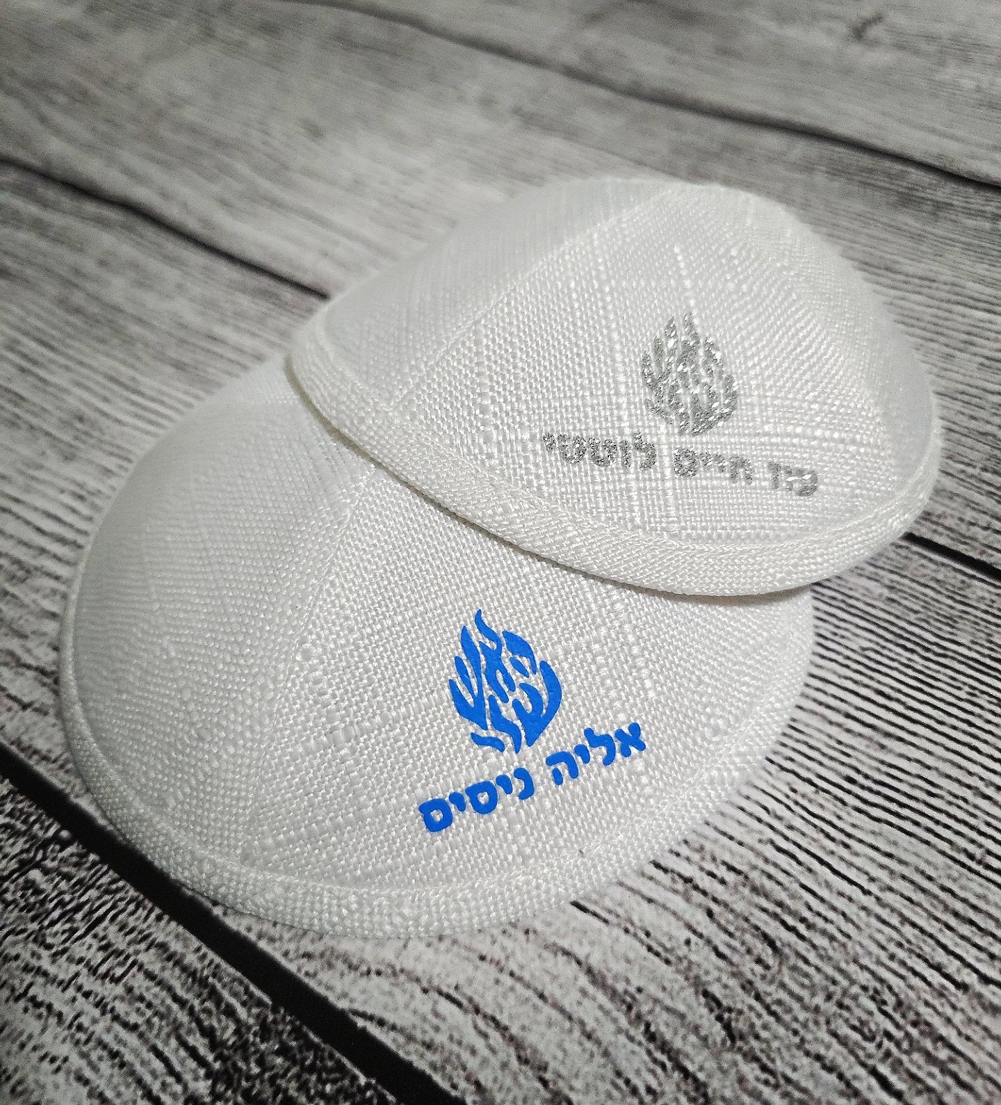 זוג כיפות עם כיתוב שם אישי ואיור לבחירה