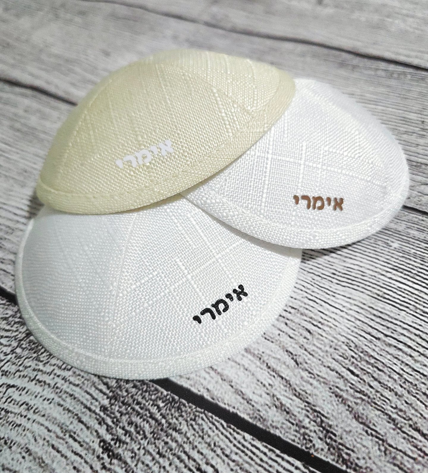 שלוש כיפות עם כיתוב שם אישי ואיור לבחירה