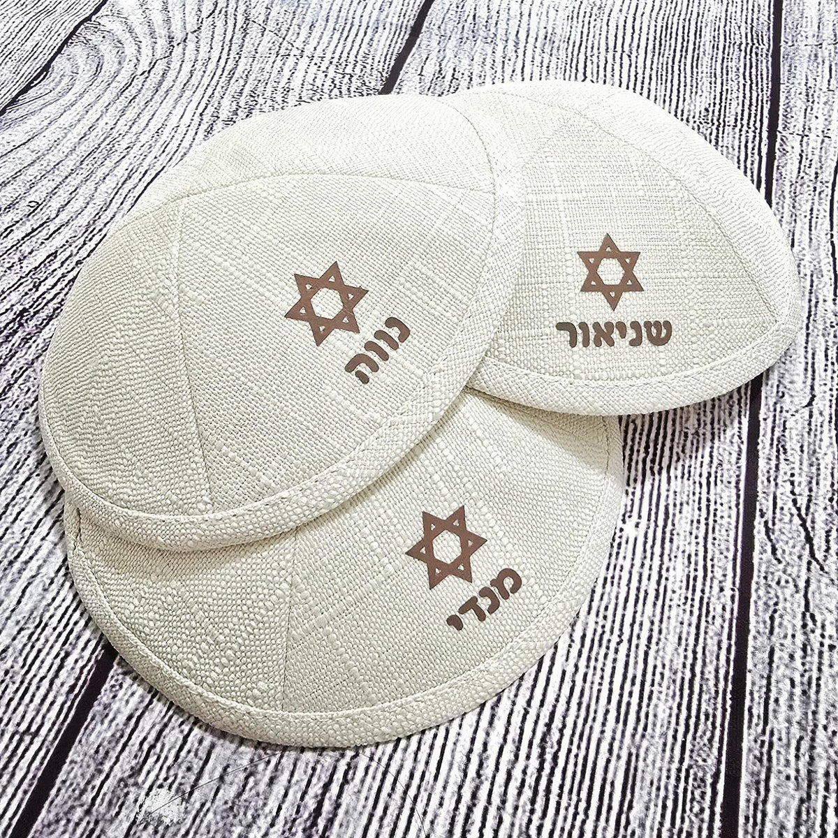 שלוש כיפות עם כיתוב שם אישי ואיור לבחירה