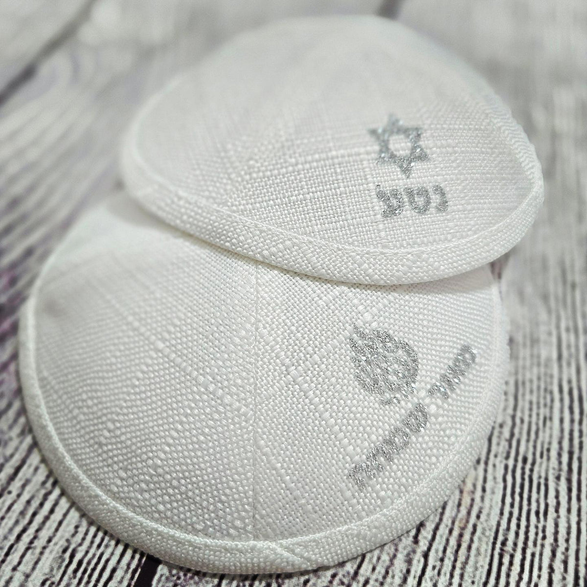 זוג כיפות עם כיתוב שם אישי ואיור לבחירה
