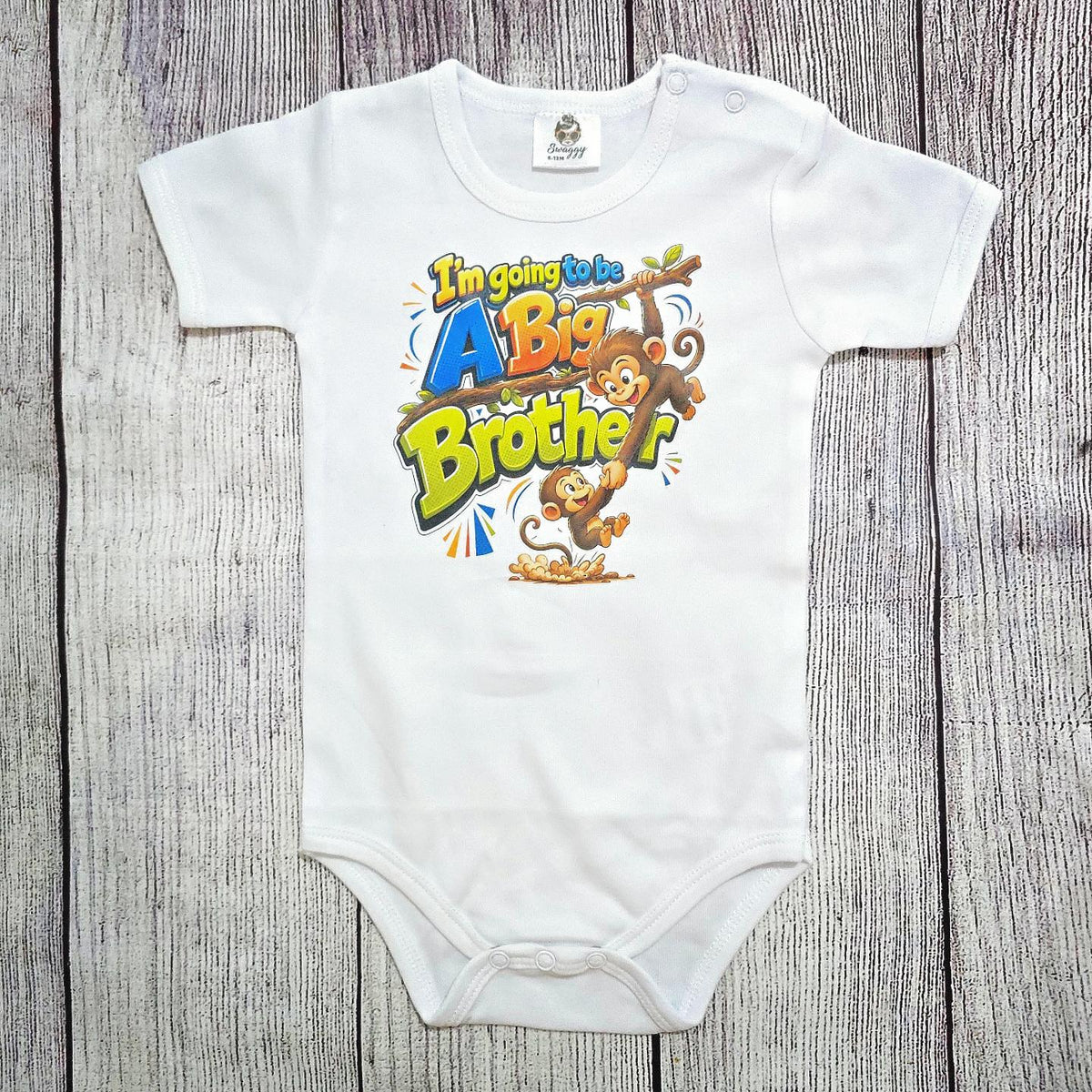 בגד גוף לבן לתינוק עם הכיתוב I'm going to be a big brother ואיור קופים צבעוני