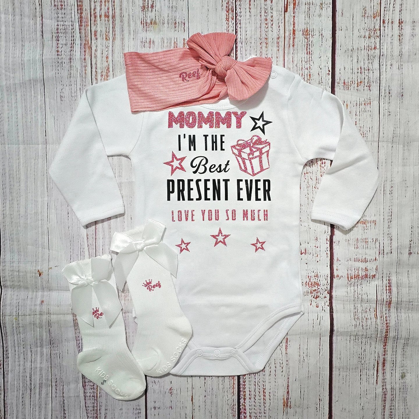 בגד גוף לתינוק Best present ever עם הדפס יום הולדת