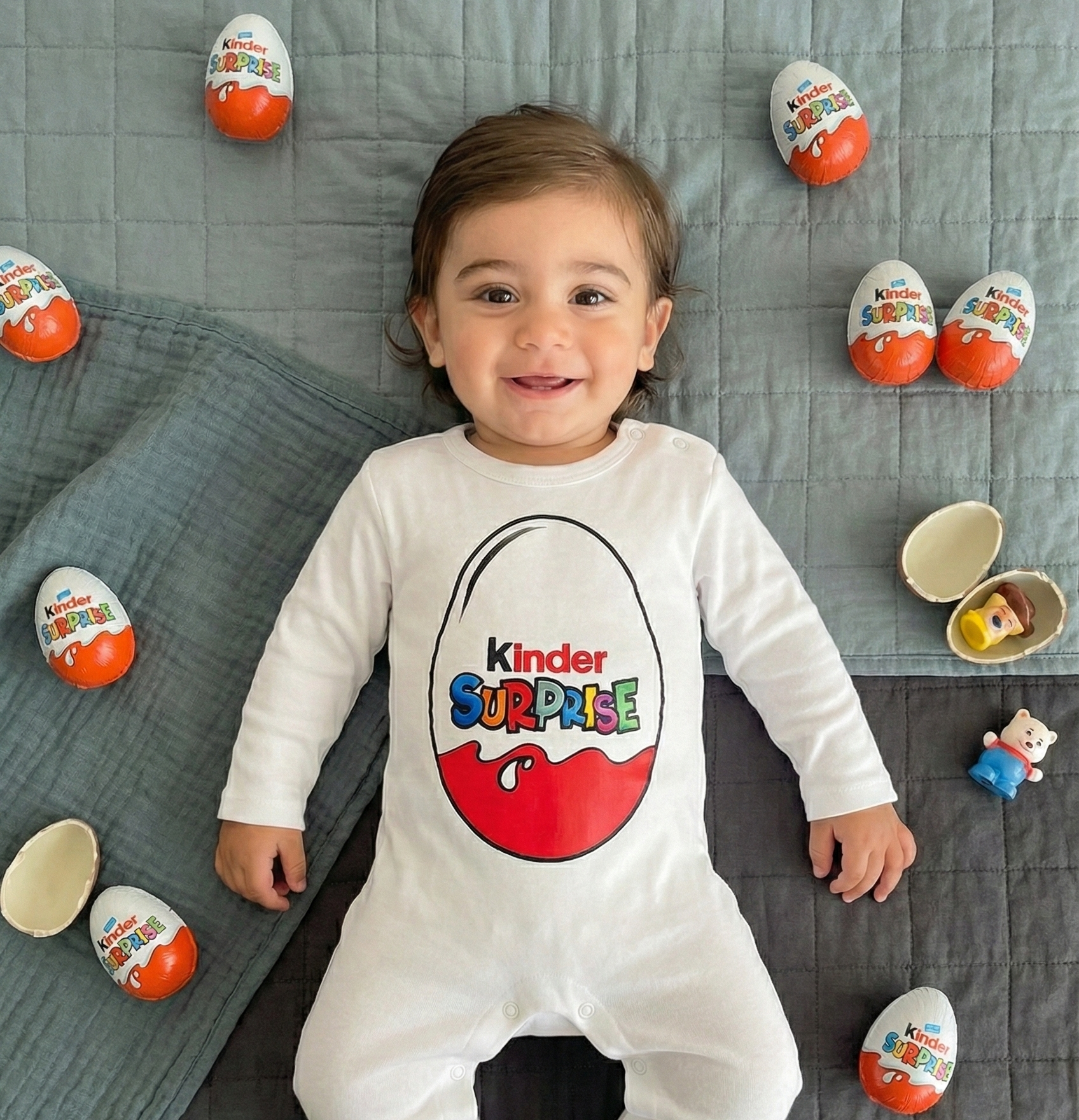 בגד לתינוק עם עיצוב ביצת קינדר לפורים