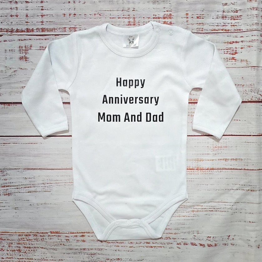 בגד לתינוק Happy Anniversary Mom and Dad - בגד גוף