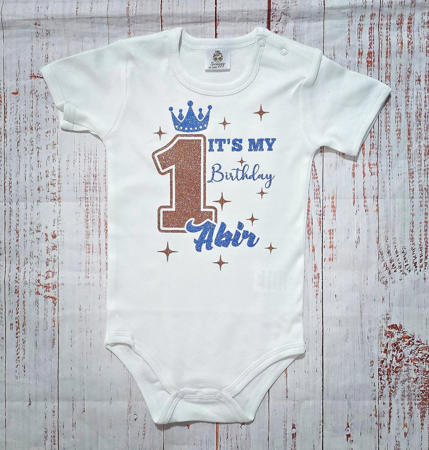 בגד לתינוק יום הולדת שנה עם שם באנגלית