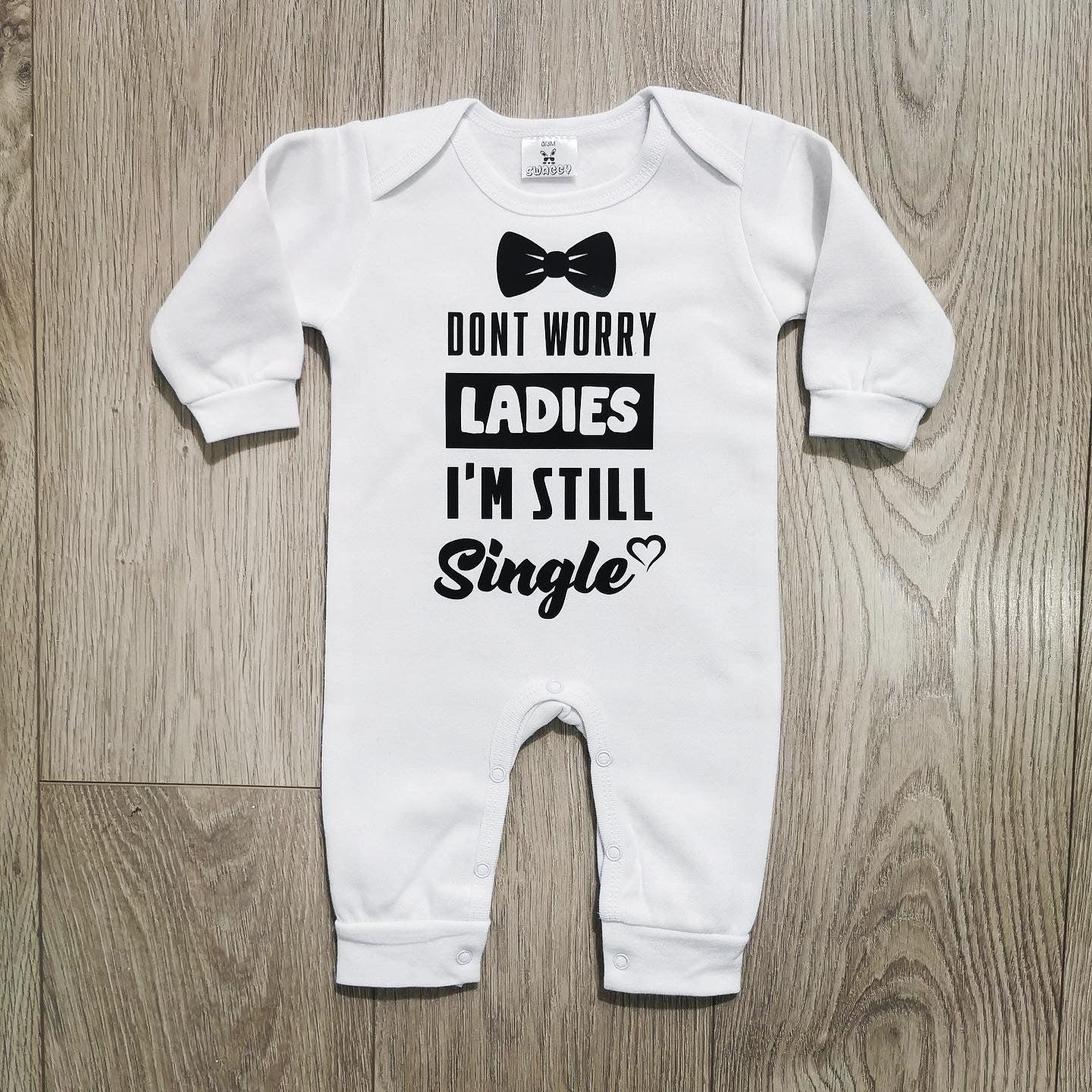אוברול לתינוק Don't worry ladies, I'm still single! – עם כיתוב מצחיק ומיוחד