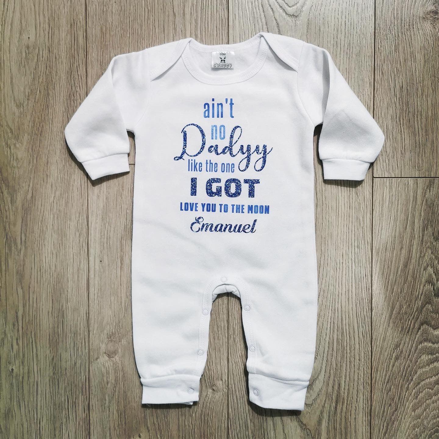 אוברול לתינוק עם כיתוב Ain't no daddy like the one I got עם כיתוב מקורי ומגניב
