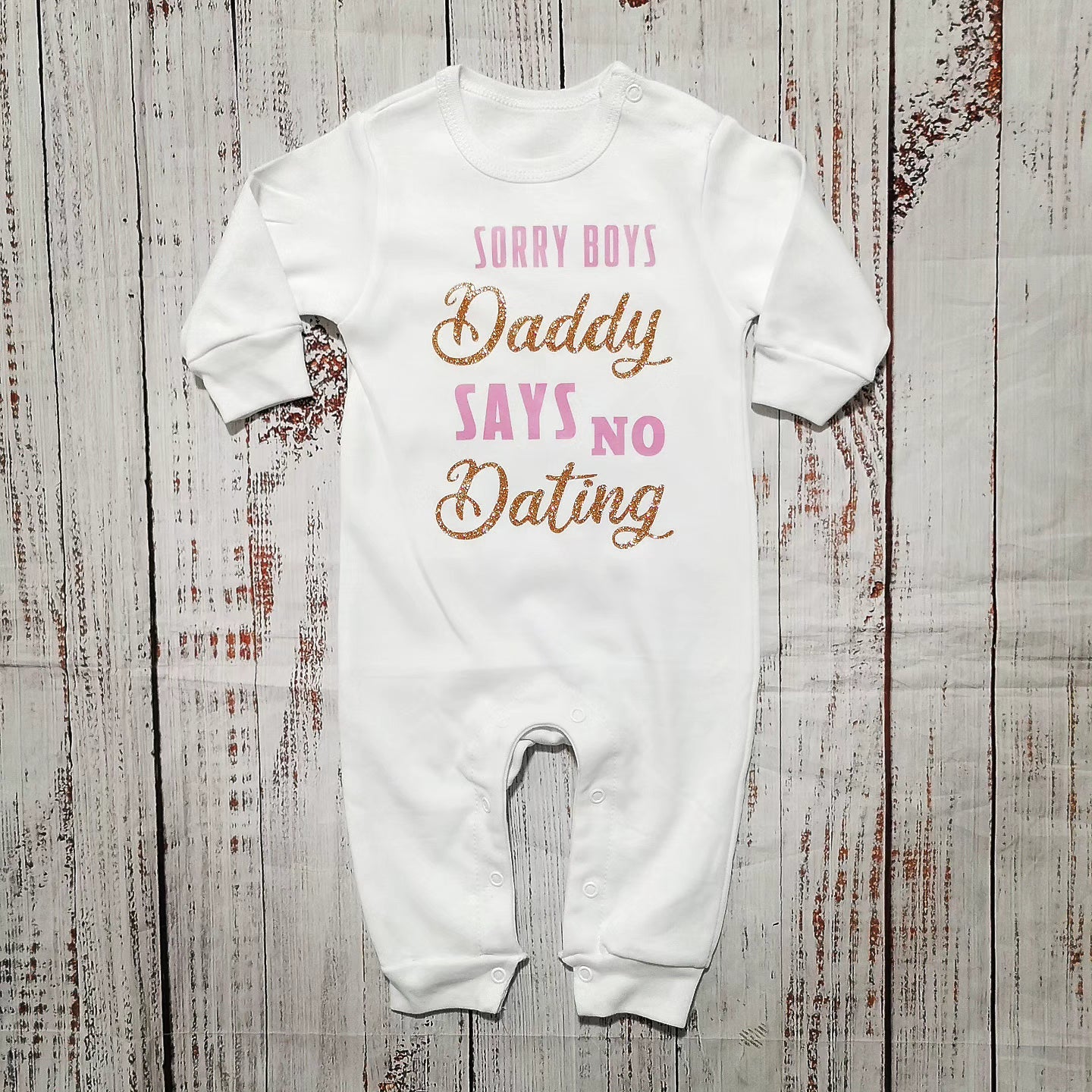 אוברול לתינוק עם הדפס Sorry guys daddy says no dating עם כיתוב מצחיק