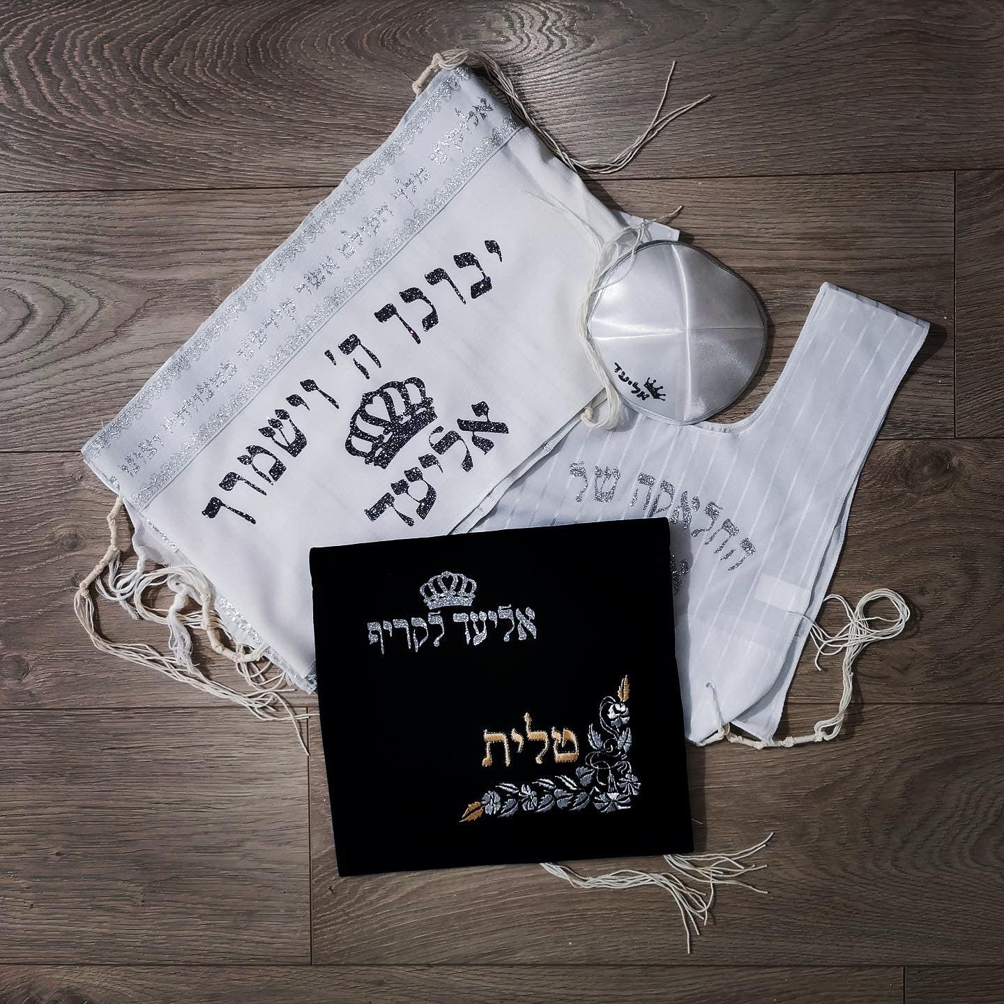 טלית 35 כסוף כהה מנצנץ נרתיק כיתוב כסוף בהיר ציצית כיתוב כסוף בהיר מנצנץ