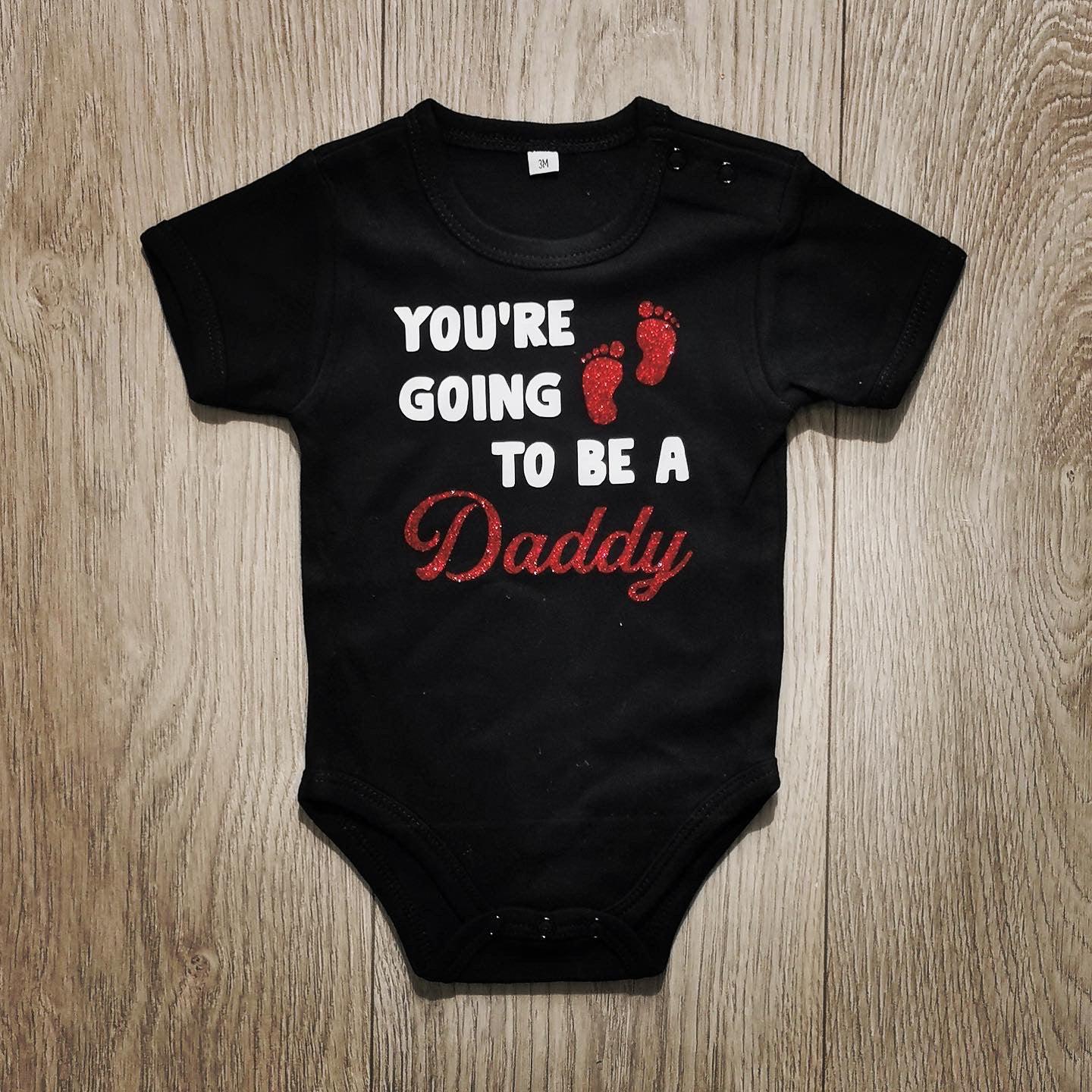 בגד גוף לתינוק עם כיתוב You're going to be a Daddy! הודעה על הריון לאבא