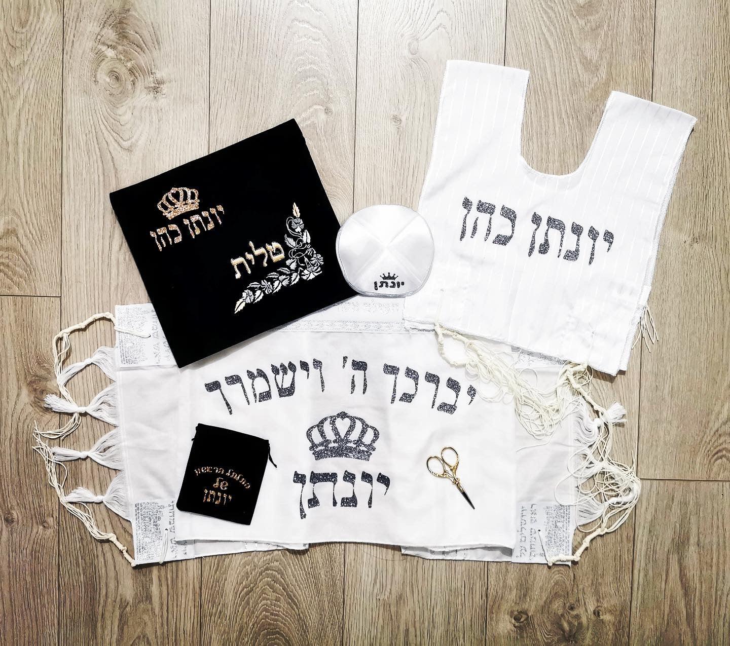 טלית 35 כסוף כהה מנצנץ נרתיק כיתוב זהב מנצנץ ציצית כיתוב כסוף כהה מנצנץ