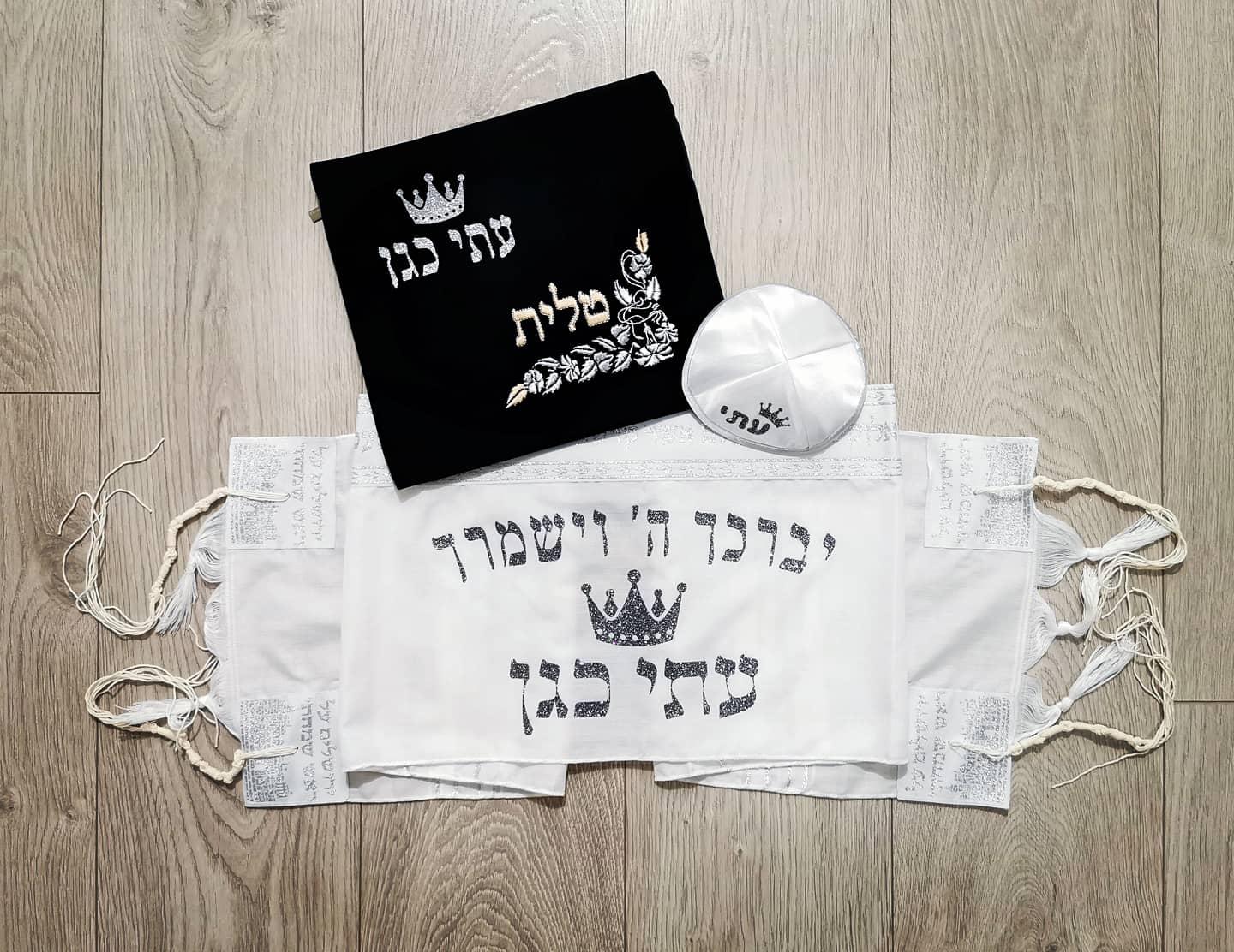 טלית 25 כסוף כהה מנצנץ נרתיק כיתוב כסוף בהיר מנצנץ