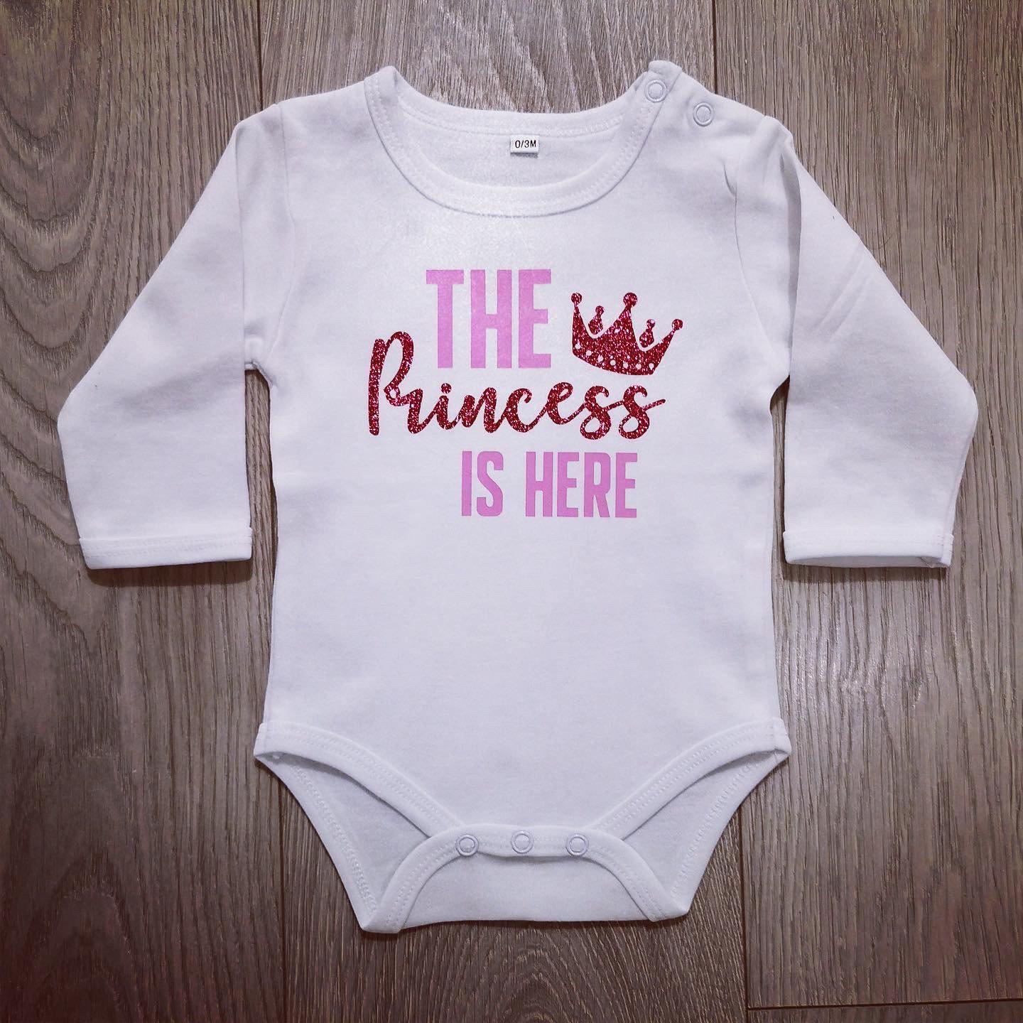 The princess is here-בגד גוף לתינוק-סוואגי